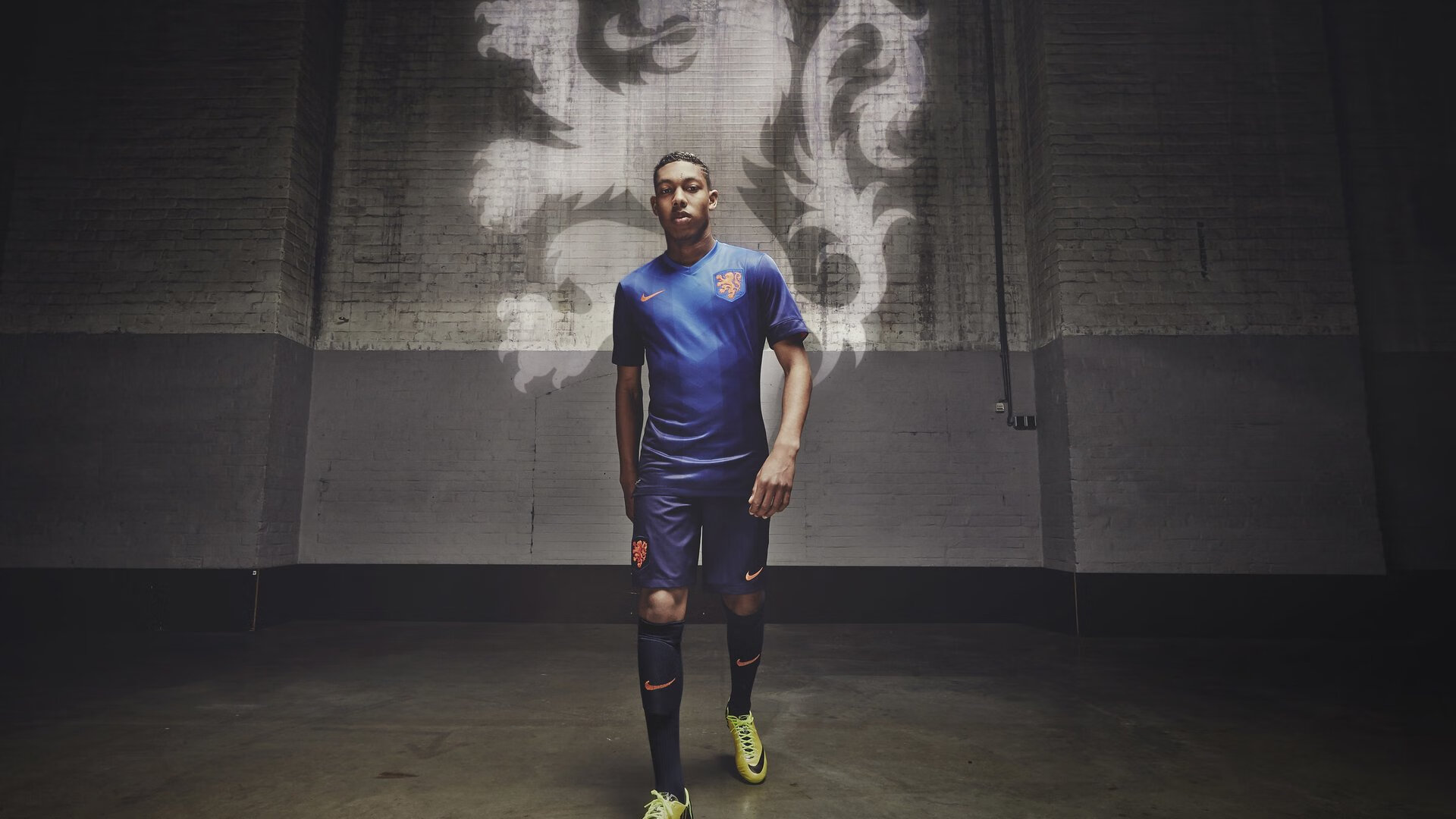 足球比赛中某支队伍势如破竹，赢得领先，足球队在比赛阶段主要以什么训练方法为主